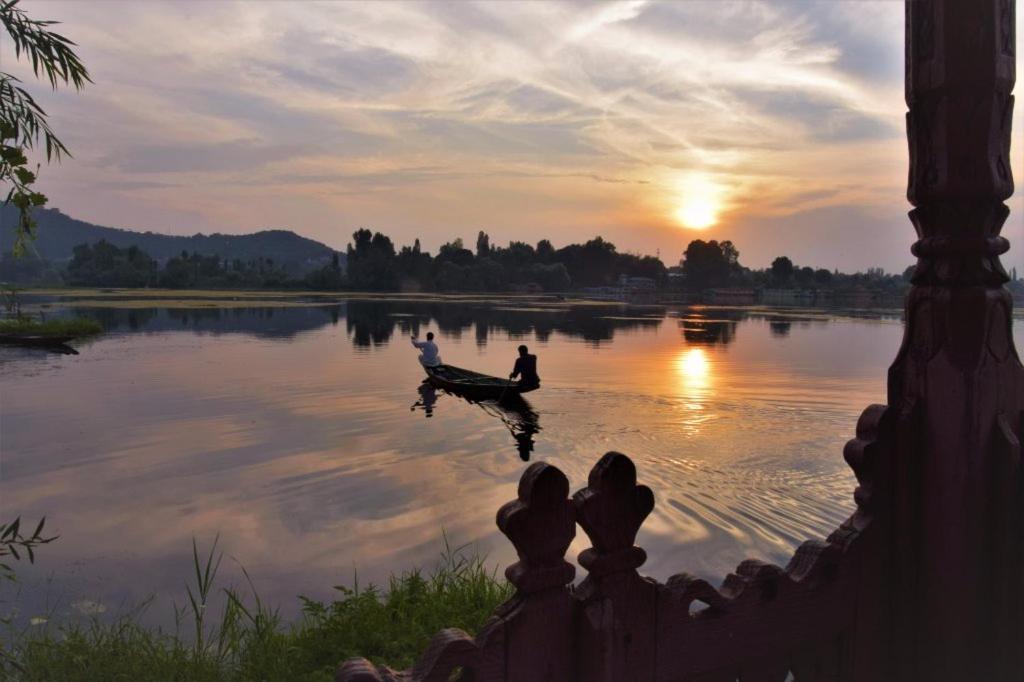 ホテル Golden Flower Heritage Houseboat Nagin Bagh エクステリア 写真